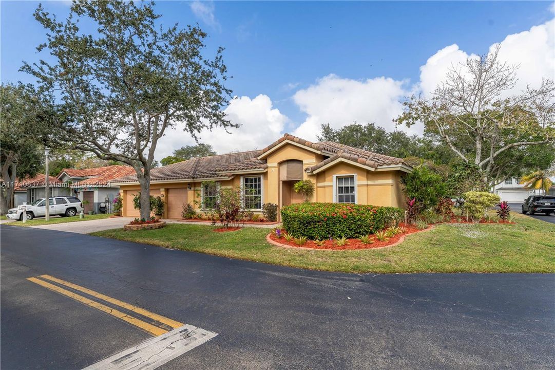 For Sale: $605,000 (3 beds, 2 baths, 1561 Square Feet)