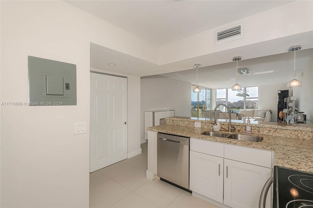 For Sale: $470,000 (2 beds, 2 baths, 1313 Square Feet)