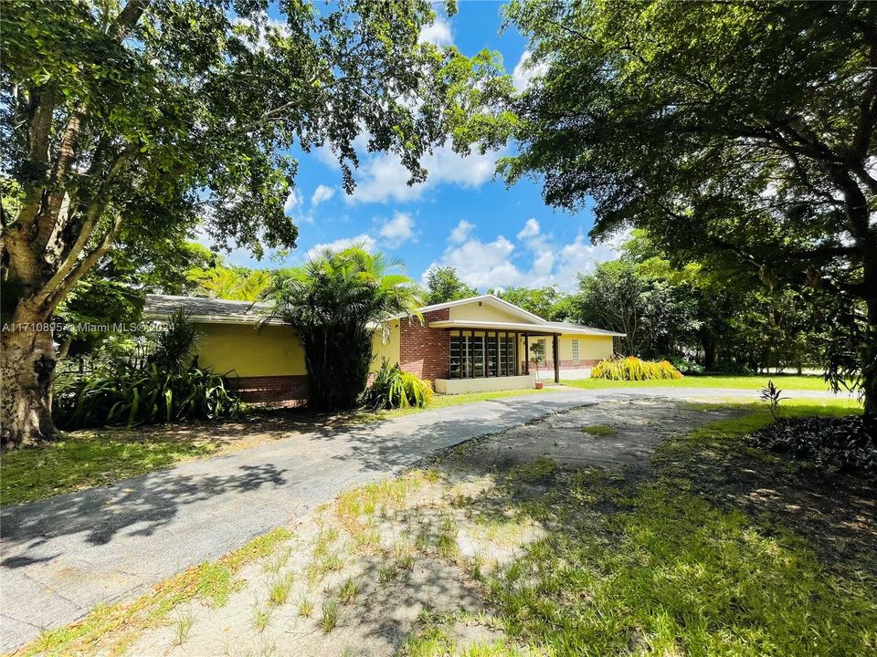 4/2 HOME  CLOSE TO SOUTH DADE HIGH SCHOOL