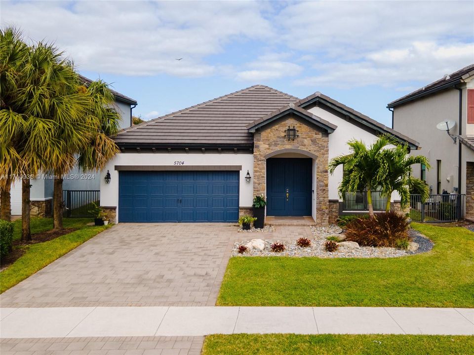 For Sale: $725,000 (3 beds, 2 baths, 2049 Square Feet)