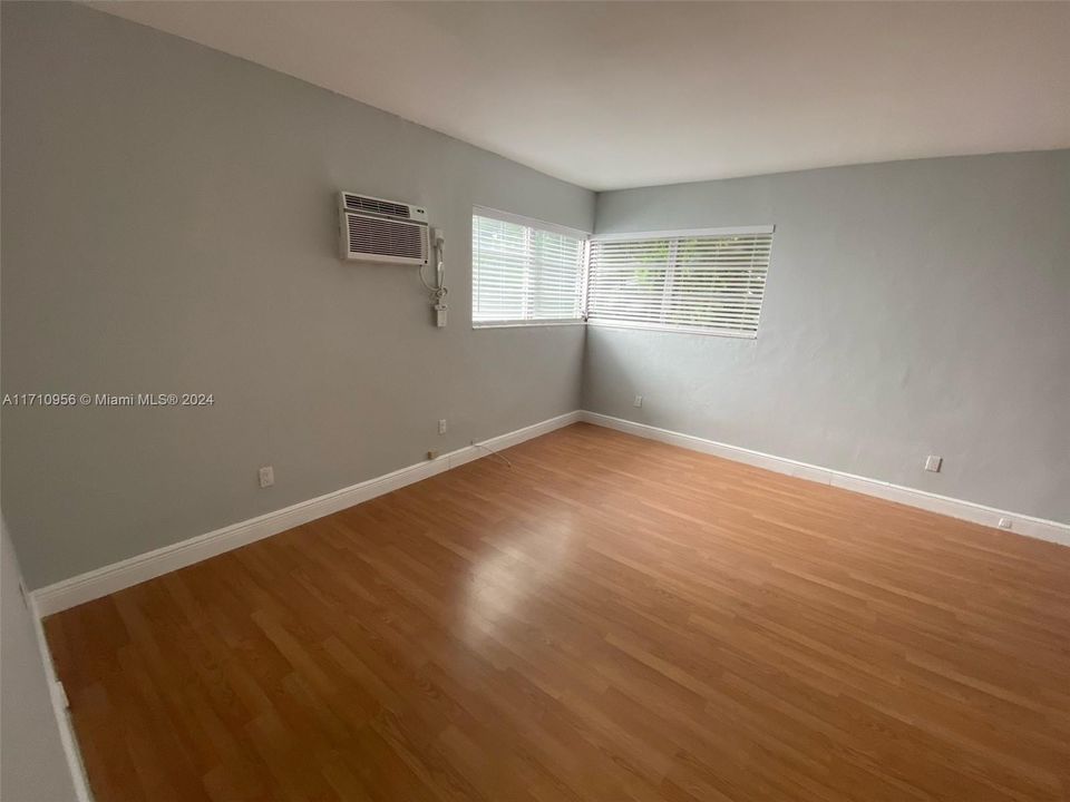 For Rent: $1,750 (0 beds, 1 baths, 440 Square Feet)