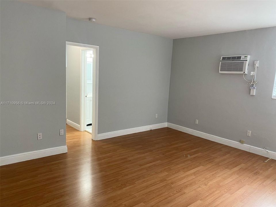 For Rent: $1,750 (0 beds, 1 baths, 440 Square Feet)