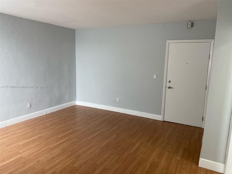 For Rent: $1,750 (0 beds, 1 baths, 440 Square Feet)