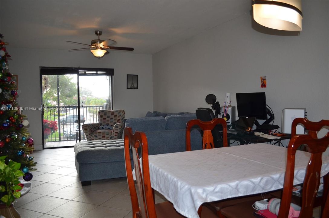 For Rent: $2,100 (2 beds, 2 baths, 806 Square Feet)