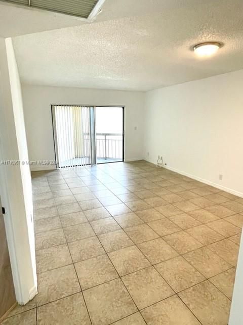 For Sale: $305,000 (2 beds, 2 baths, 1036 Square Feet)