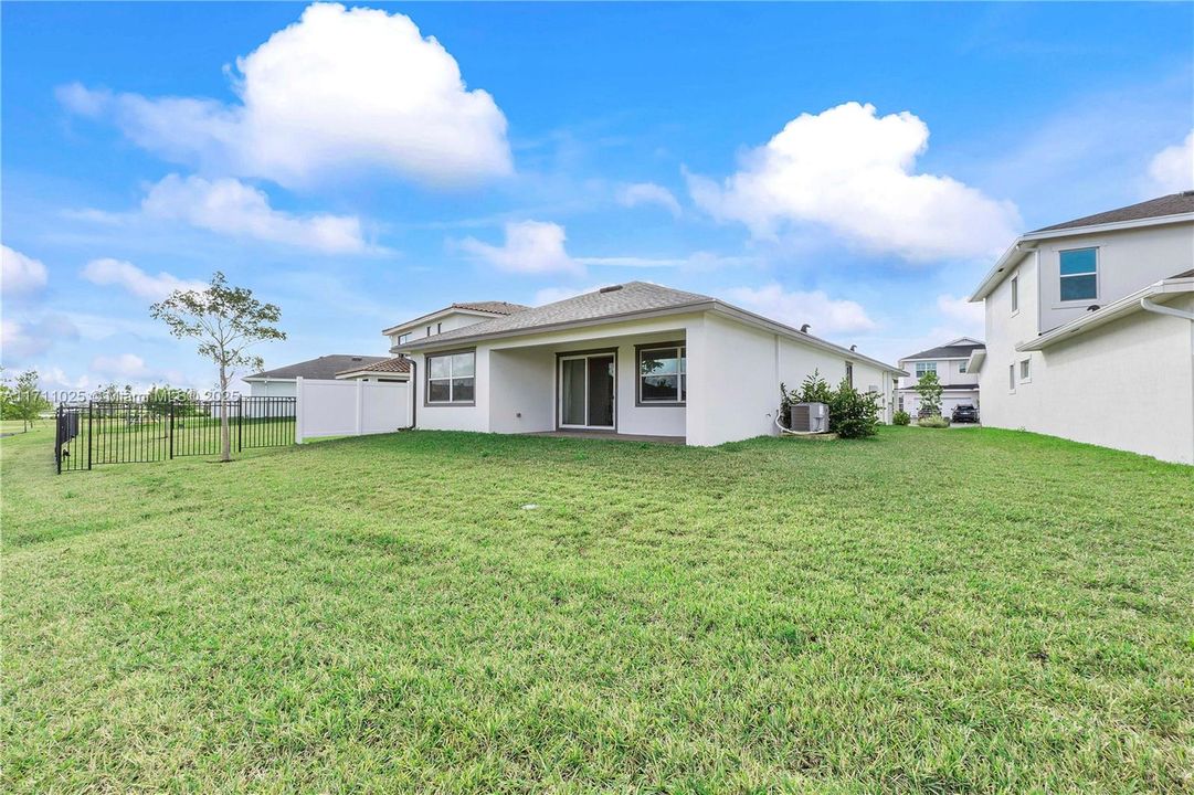 For Sale: $629,000 (3 beds, 2 baths, 1948 Square Feet)