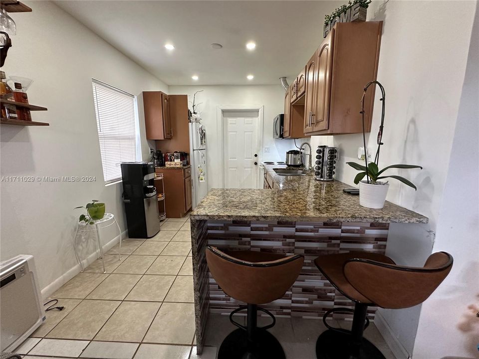 For Sale: $400,000 (2 beds, 1 baths, 720 Square Feet)