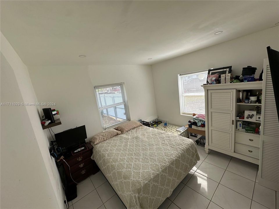 For Sale: $400,000 (2 beds, 1 baths, 720 Square Feet)