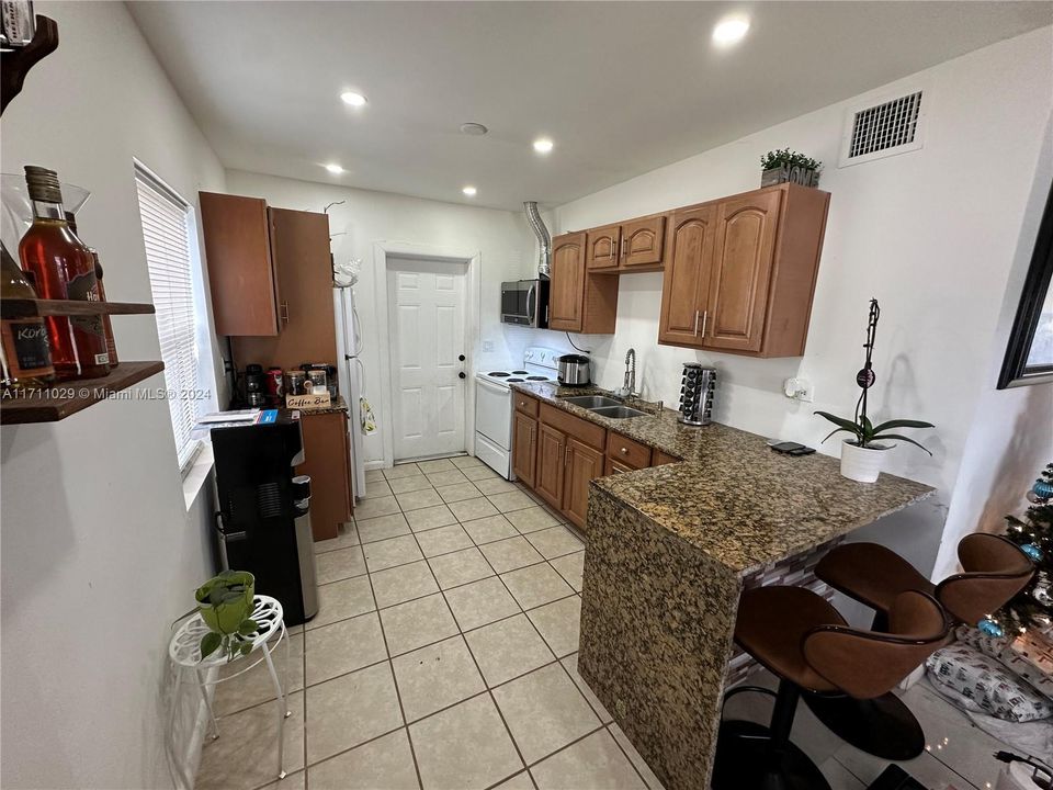 For Sale: $400,000 (2 beds, 1 baths, 720 Square Feet)