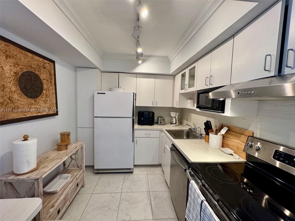 For Rent: $2,550 (1 beds, 2 baths, 996 Square Feet)