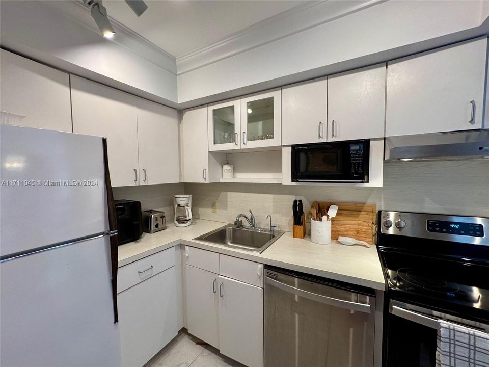 For Rent: $2,550 (1 beds, 2 baths, 996 Square Feet)