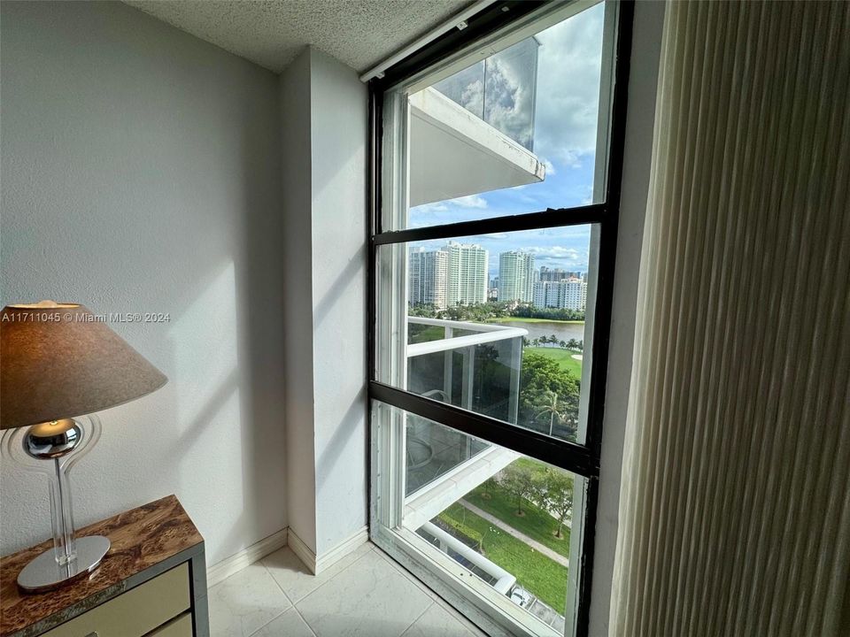 For Rent: $2,550 (1 beds, 2 baths, 996 Square Feet)