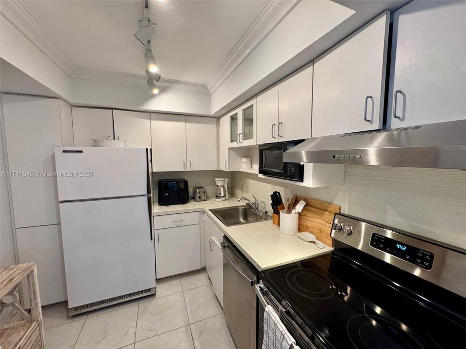 For Rent: $2,550 (1 beds, 2 baths, 996 Square Feet)