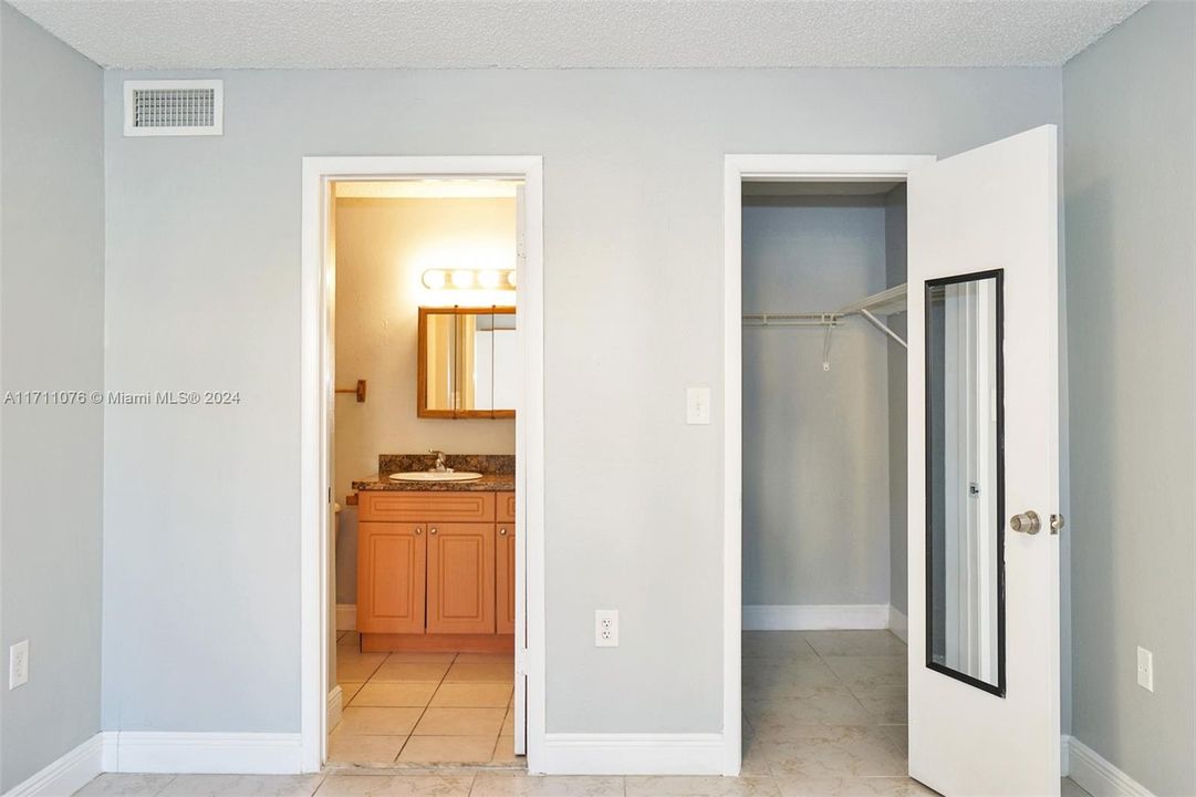 For Sale: $314,000 (2 beds, 2 baths, 979 Square Feet)