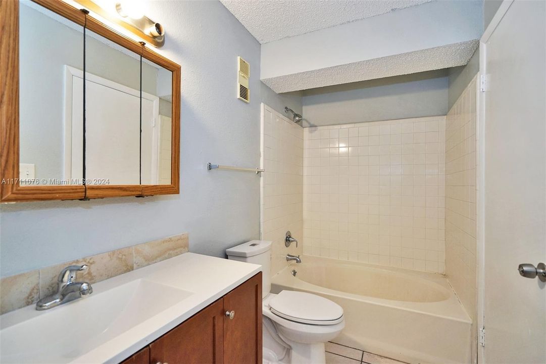 For Sale: $314,000 (2 beds, 2 baths, 979 Square Feet)