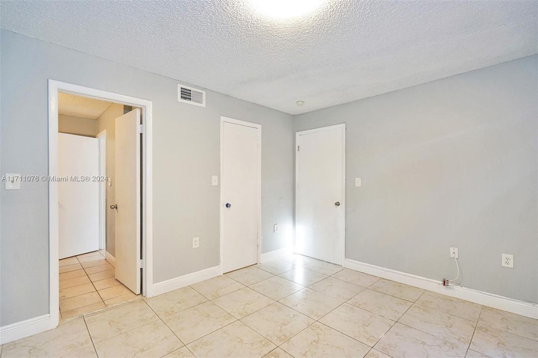 For Sale: $314,000 (2 beds, 2 baths, 979 Square Feet)