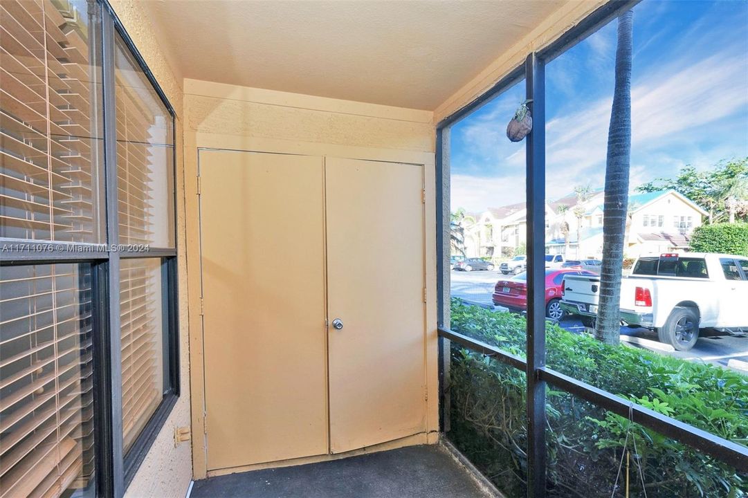 For Sale: $314,000 (2 beds, 2 baths, 979 Square Feet)