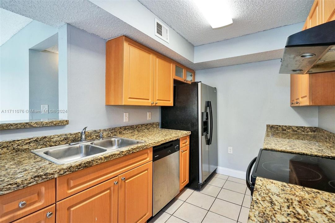 For Sale: $314,000 (2 beds, 2 baths, 979 Square Feet)