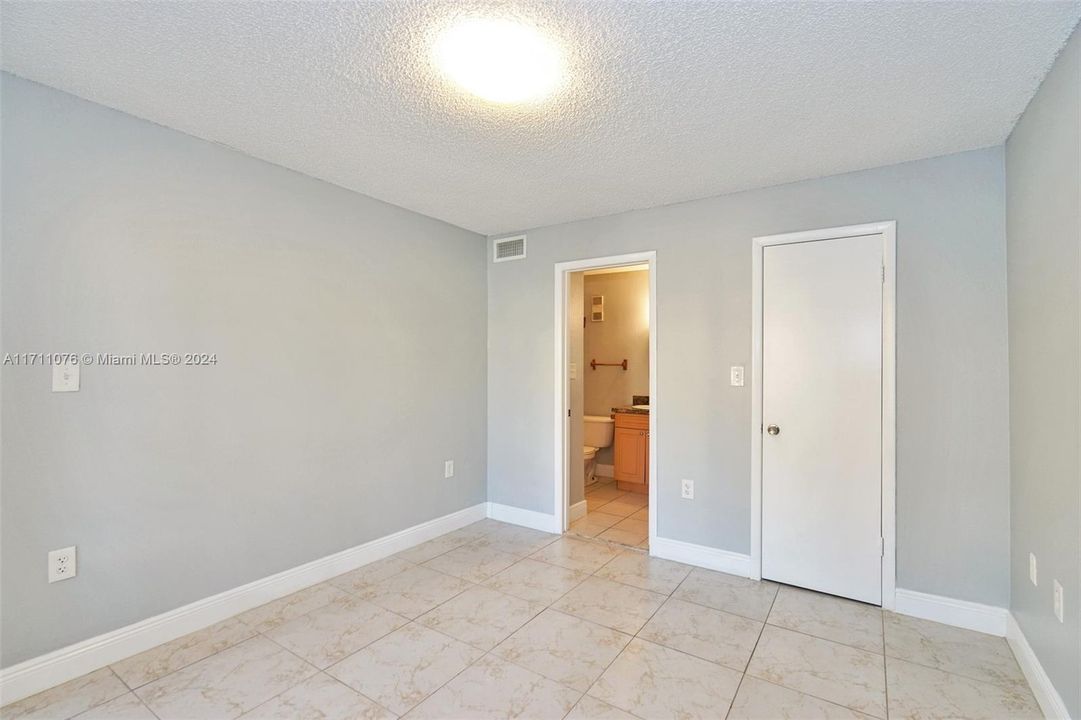 For Sale: $314,000 (2 beds, 2 baths, 979 Square Feet)