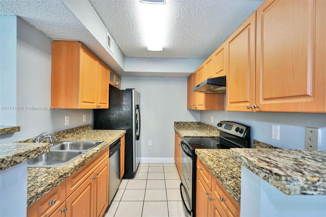 For Sale: $314,000 (2 beds, 2 baths, 979 Square Feet)