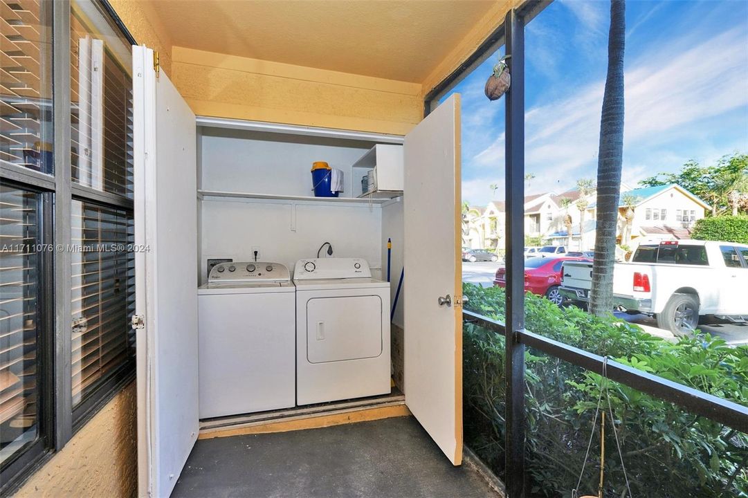 For Sale: $314,000 (2 beds, 2 baths, 979 Square Feet)