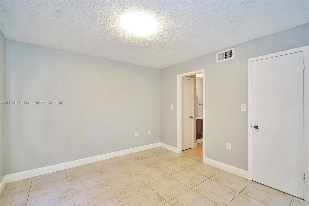 For Sale: $314,000 (2 beds, 2 baths, 979 Square Feet)