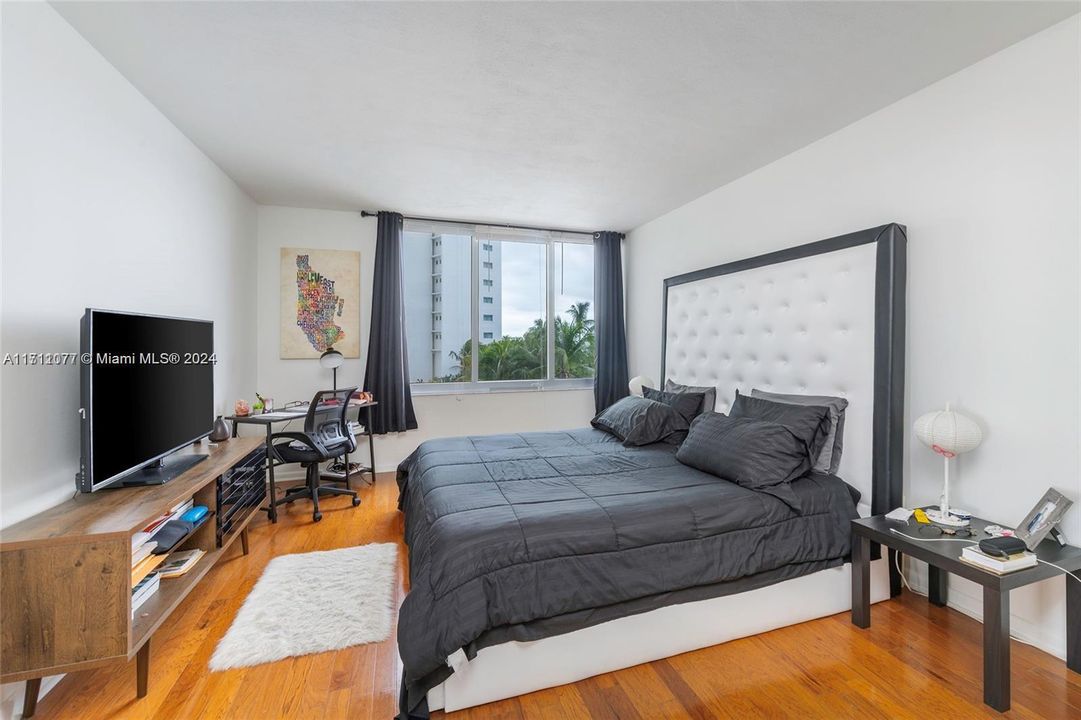 For Sale: $369,000 (1 beds, 1 baths, 970 Square Feet)