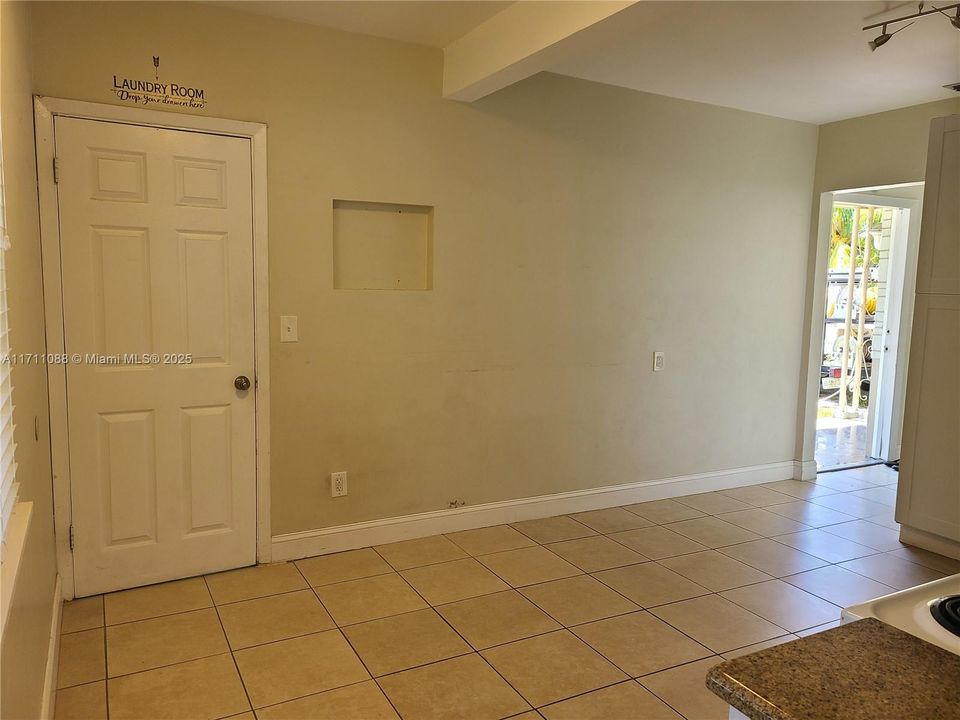 For Rent: $2,600 (2 beds, 1 baths, 949 Square Feet)