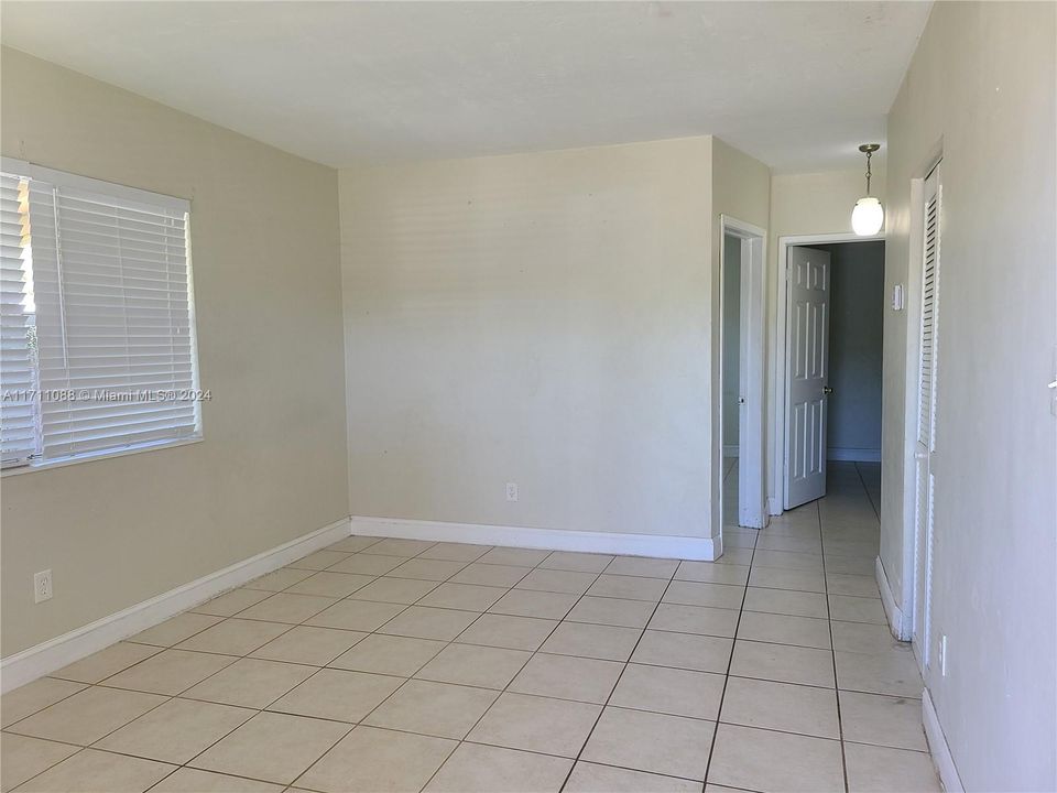 For Rent: $2,600 (2 beds, 1 baths, 949 Square Feet)