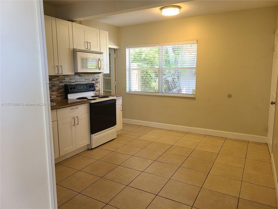 For Rent: $2,600 (2 beds, 1 baths, 949 Square Feet)