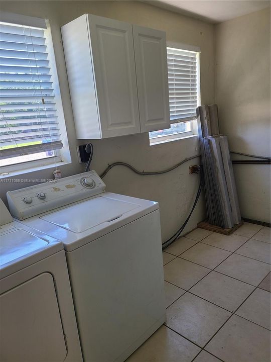 For Rent: $2,600 (2 beds, 1 baths, 949 Square Feet)