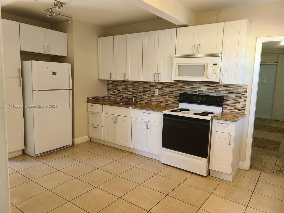 For Rent: $2,600 (2 beds, 1 baths, 949 Square Feet)