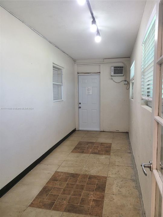 For Rent: $2,600 (2 beds, 1 baths, 949 Square Feet)