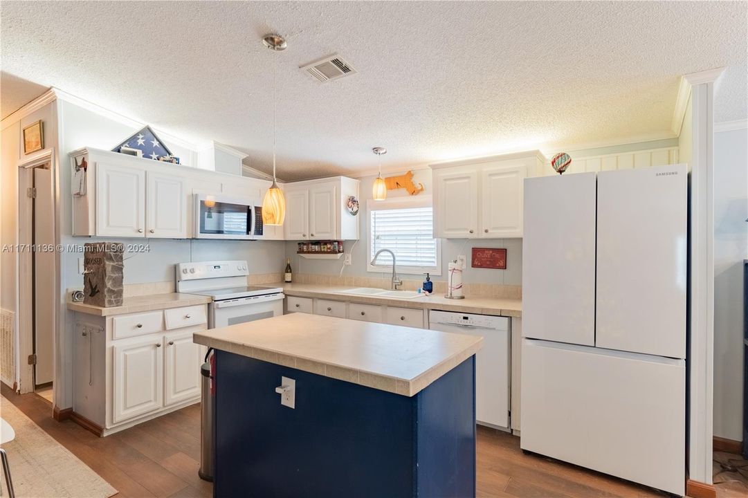 For Sale: $345,000 (2 beds, 2 baths, 1164 Square Feet)