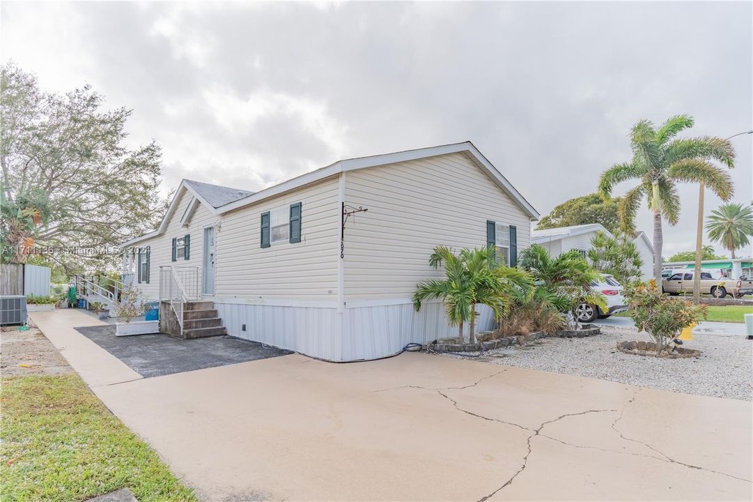 For Sale: $345,000 (2 beds, 2 baths, 1164 Square Feet)