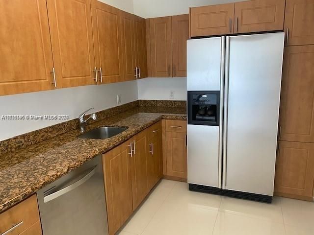 For Rent: $2,500 (1 beds, 1 baths, 934 Square Feet)