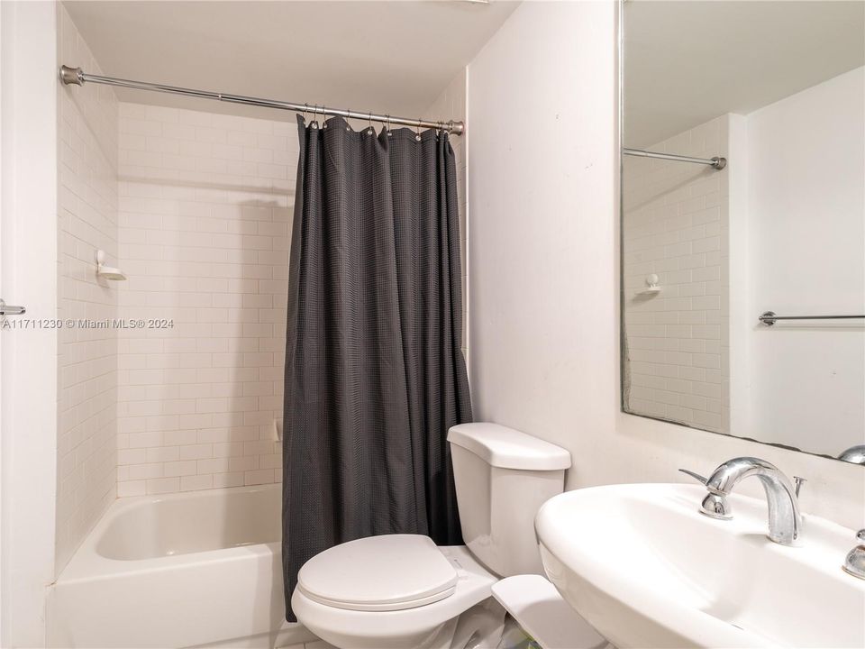 For Sale: $350,000 (1 beds, 1 baths, 512 Square Feet)