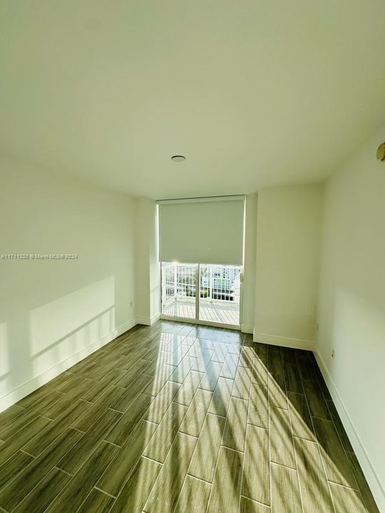 For Rent: $2,890 (1 beds, 1 baths, 737 Square Feet)