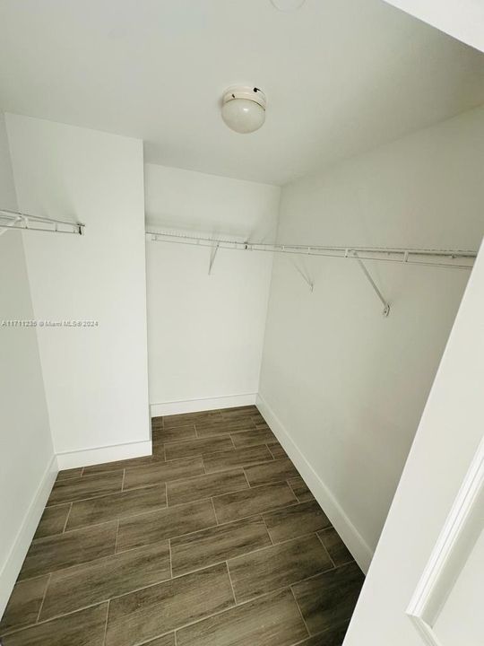 For Rent: $2,890 (1 beds, 1 baths, 737 Square Feet)