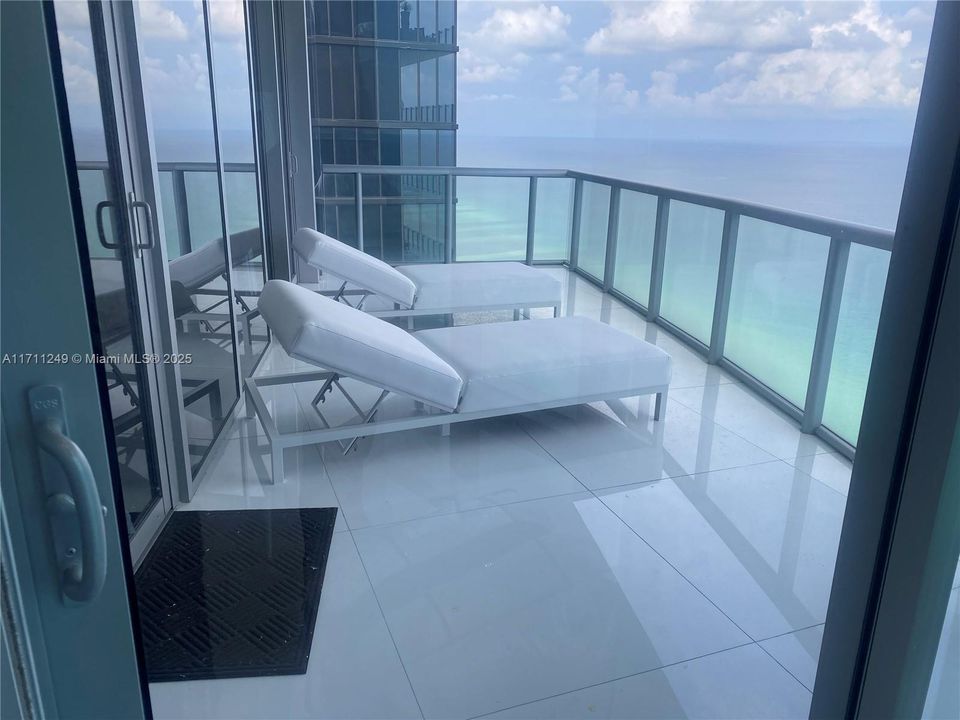 Recently Rented: $9,500 (2 beds, 3 baths, 1487 Square Feet)