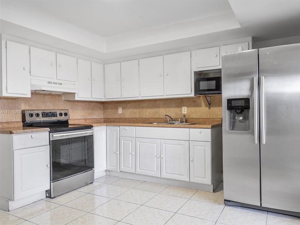 For Sale: $315,000 (2 beds, 1 baths, 818 Square Feet)