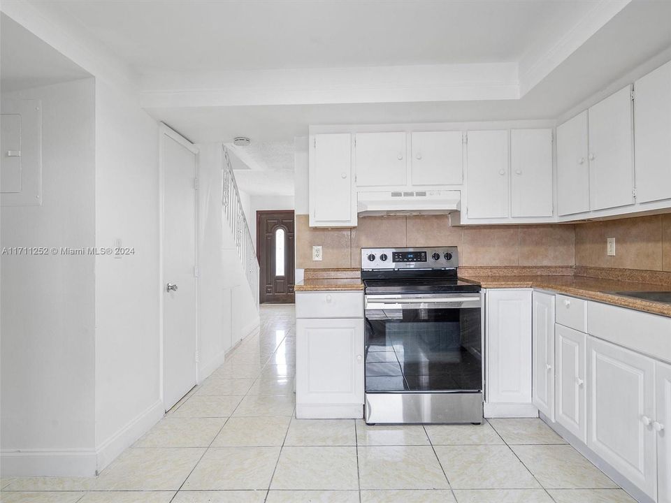 For Sale: $315,000 (2 beds, 1 baths, 818 Square Feet)