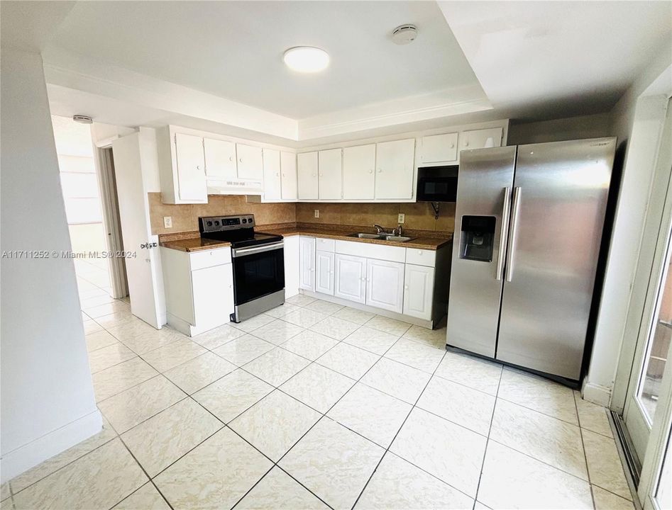 For Sale: $315,000 (2 beds, 1 baths, 818 Square Feet)