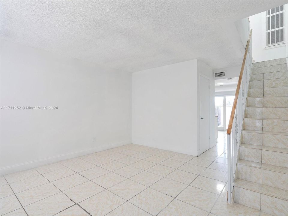 For Sale: $315,000 (2 beds, 1 baths, 818 Square Feet)