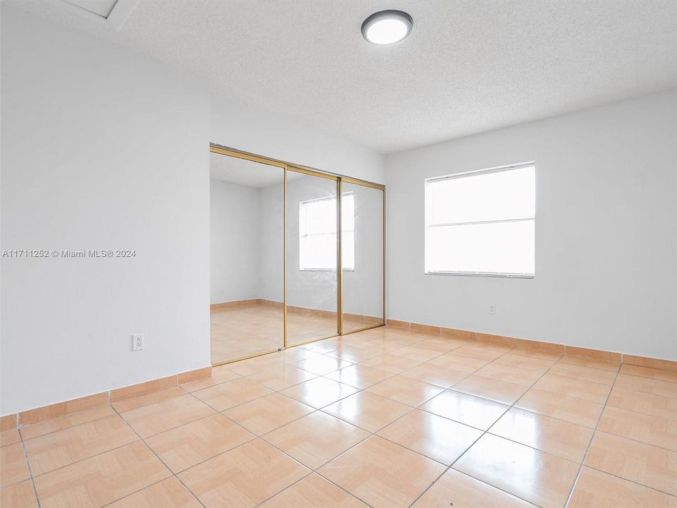 For Sale: $315,000 (2 beds, 1 baths, 818 Square Feet)