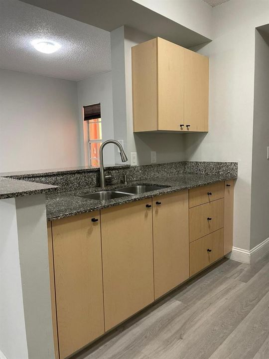 For Rent: $2,250 (1 beds, 1 baths, 850 Square Feet)