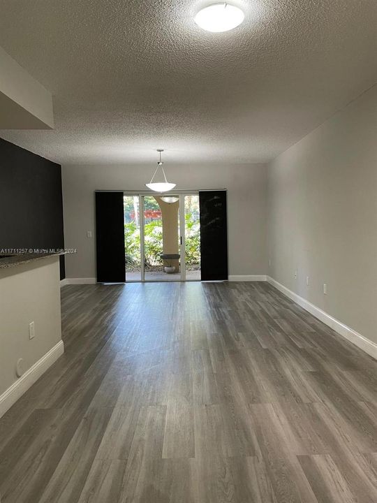 For Rent: $2,250 (1 beds, 1 baths, 850 Square Feet)