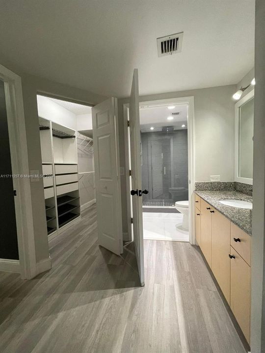 For Rent: $2,250 (1 beds, 1 baths, 850 Square Feet)