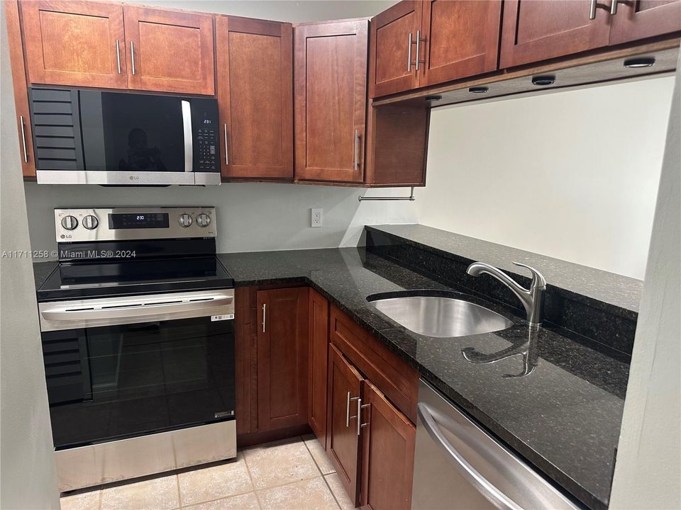 For Rent: $1,850 (1 beds, 1 baths, 816 Square Feet)