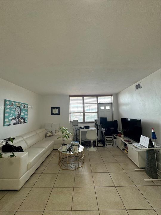 For Rent: $2,200 (1 beds, 1 baths, 563 Square Feet)